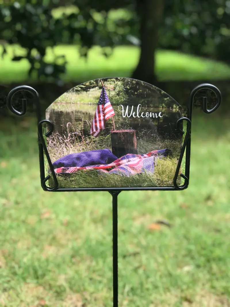 Americana Picnic-Themed Garden Welcome Sign 1