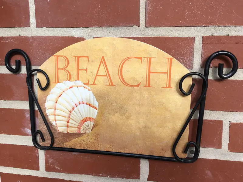 Beach Shell-Themed Garden Decor Sign 1