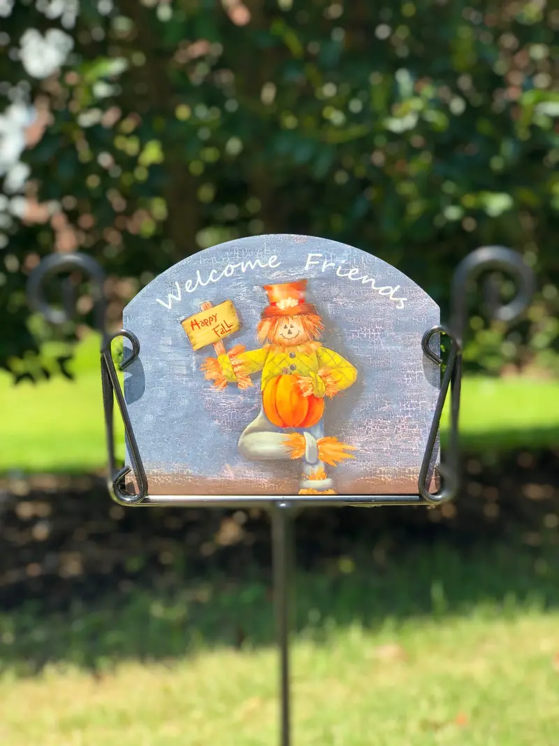 Gill The Scarecrow Garden Sign – Friendly 'Welcome Friends' Outdoor Decor 1