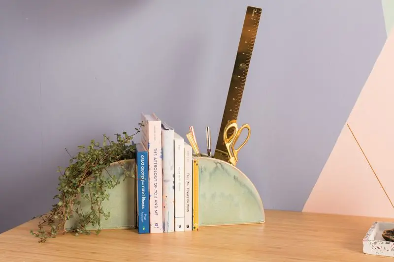 Isle-Themed Pair Of Bookend Sculptures 1