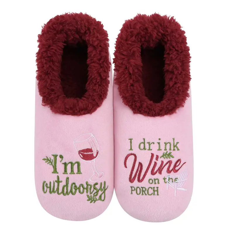 Outdoorsy-Themed Fuzzy Slippers – 'I'M Outdoorsy' Design 1