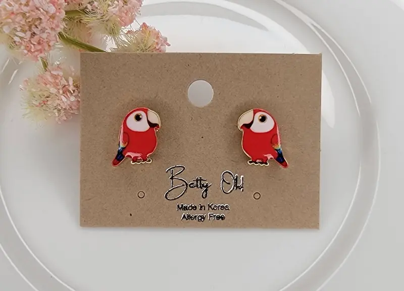 Parrot-Print Stud Earrings – Vibrant Tropical Animal Design 1