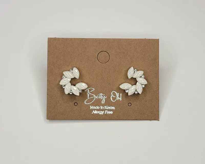 Pearl-Embellished Leaf Stud Earrings – Natural Elegance 1