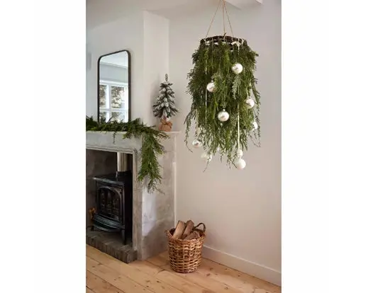 Pre-Lit Hanging Wreath With Natural Greenery And Berries 1